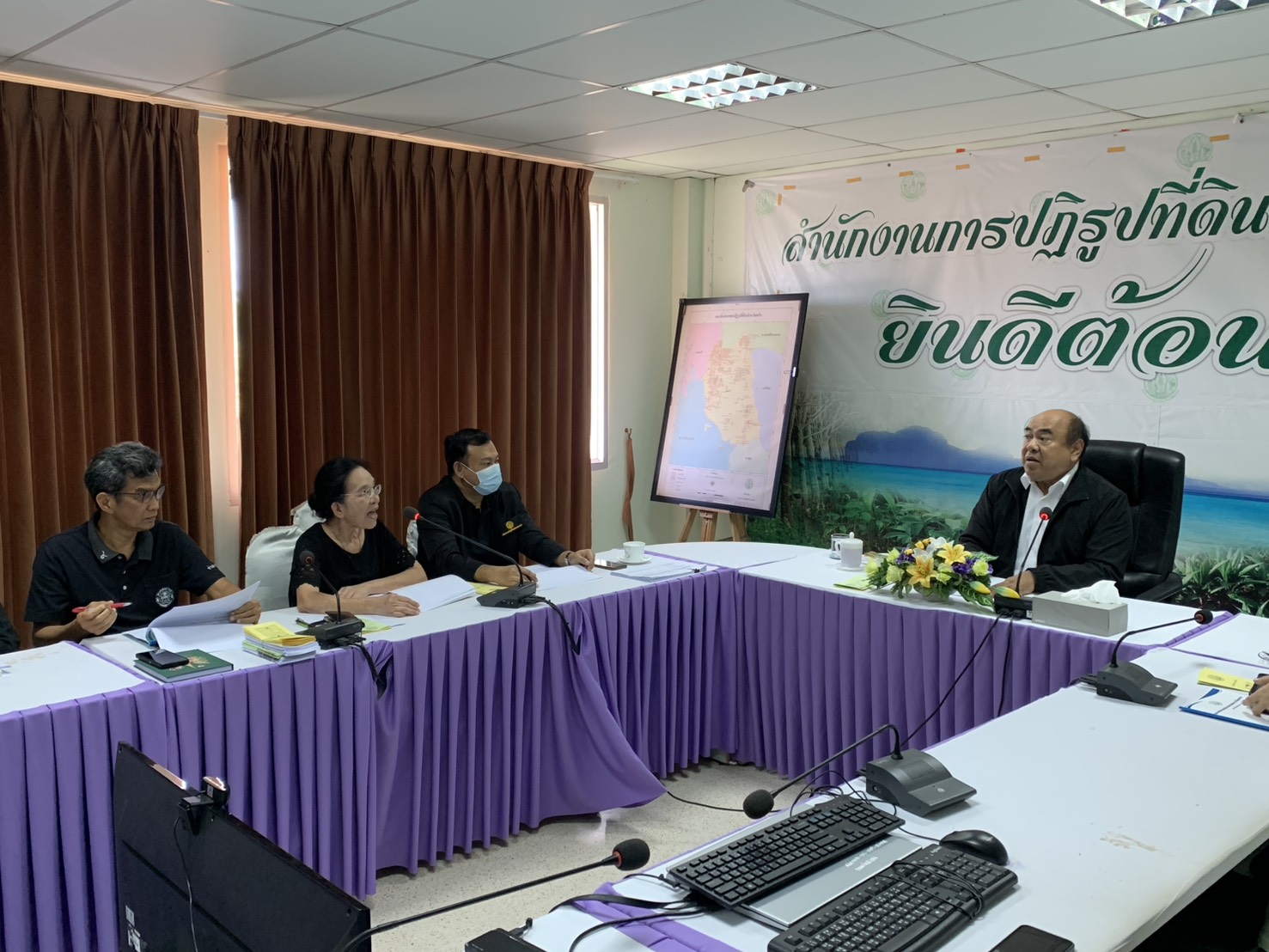 title - นายอภิชาติ สาราบรรณ์ รองผู้ว่าราชการจังหวัดตรัง  ลงพื้นที่ตรวจเยี่ยมสำนักงานการปฏิรูปที่ดินจังหวัดตรัง (ส.ป.ก.ตรัง)